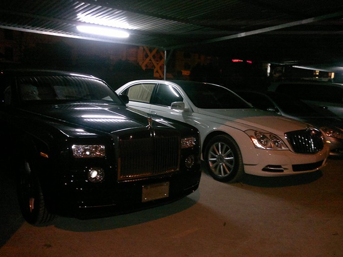 Cặp đôi Rolls-Royce Phantom rồng và Maybach 62S cùng xuất hiện trong một garage.